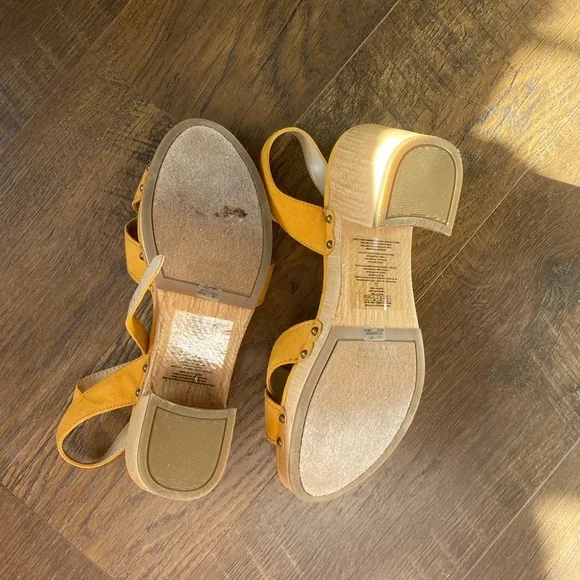 American Eagle Outfitters Mustard Block Heel Sandals - Picture 6 of 6